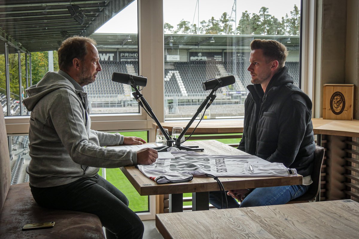 SV_Sandhausen's tweet photo. Vor unserem Heimspiel gegen Werder Bremen erscheint heute die 5⃣. Folge unseres Podcasts #echtundanders, präsentiert von der @spkhd. Ihr wollt wissen, warum Patrick #Drewes auch gerne mal mit Handschuhen unter die Dusche geht, dann hört jetzt rein! 🎧
#SVS1916 #WirEchtAnders https://t.co/EbIrsHDTLp