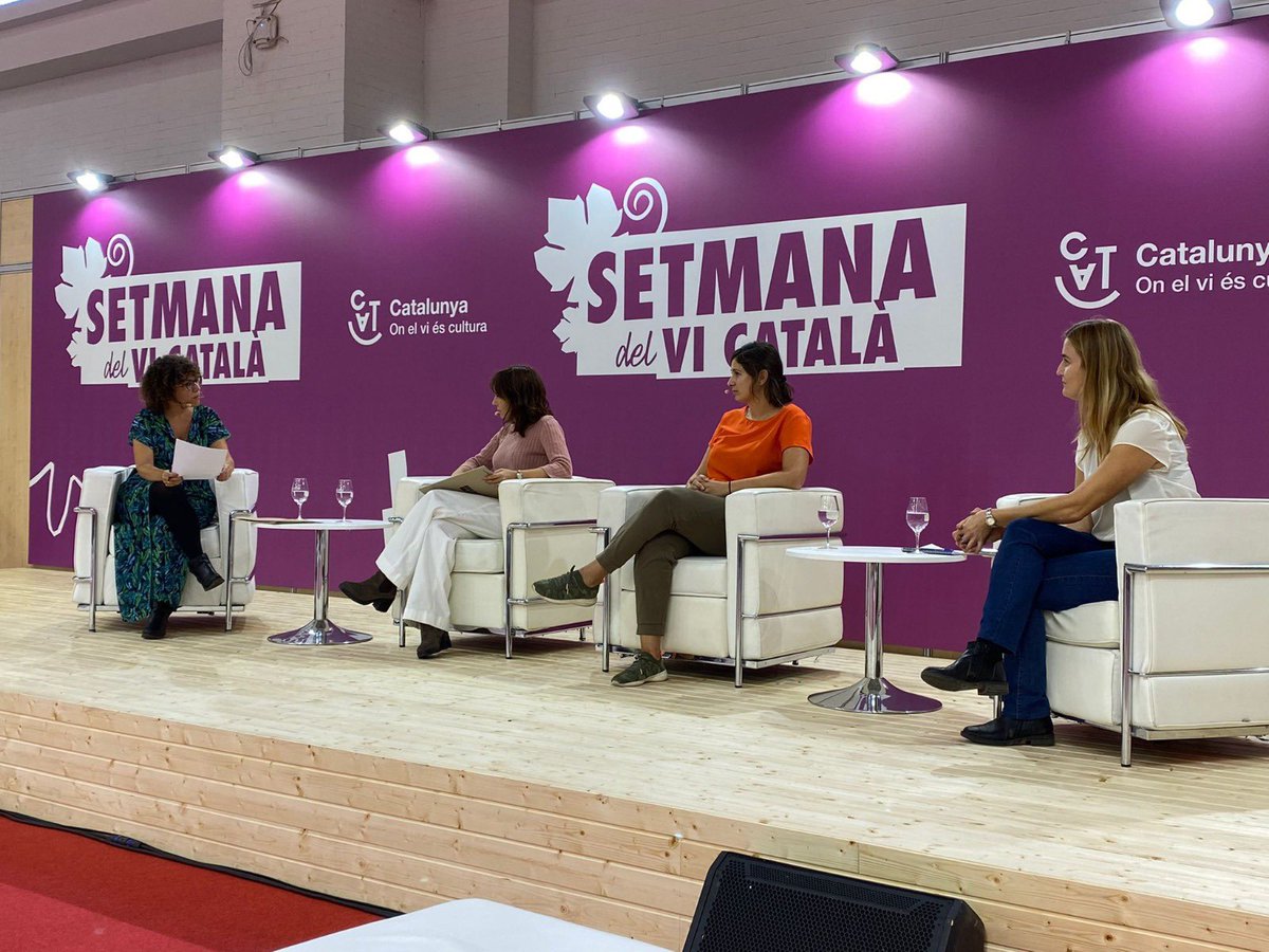 rtroyano's tweet photo. De totes ell(e)s i de molts més n’hem après moltíssim aquesta setmana. Sense sostenibilitat humana i ambiental, no podem honrar la terra ni fer bon vi. O com diu #YayoHerrero “no hi economia, ni tecnologia, ni societat, sense cures i natura” #vicatalà #setmanavicatalà @incavicat https://t.co/YDUGpUijaN