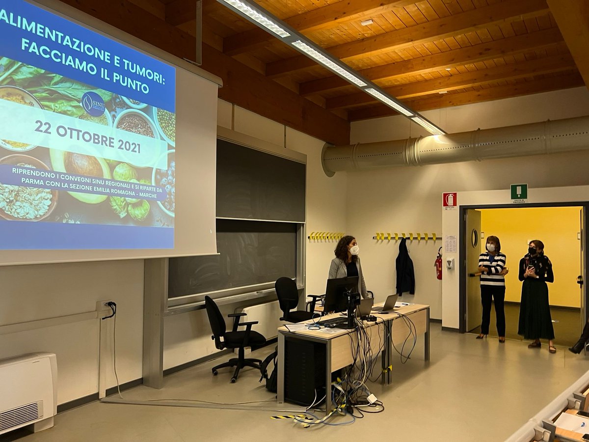 SINU_Italia's tweet photo. Dopo il welcome delle Prof.sse Fabbri e Scazzina, ci sono i saluti del Prof. Brighenti, Past President SINU, e della Dott.ssa Martini, coordinatrice del gruppo "Giovani SINU". https://t.co/6GVAZbrBON