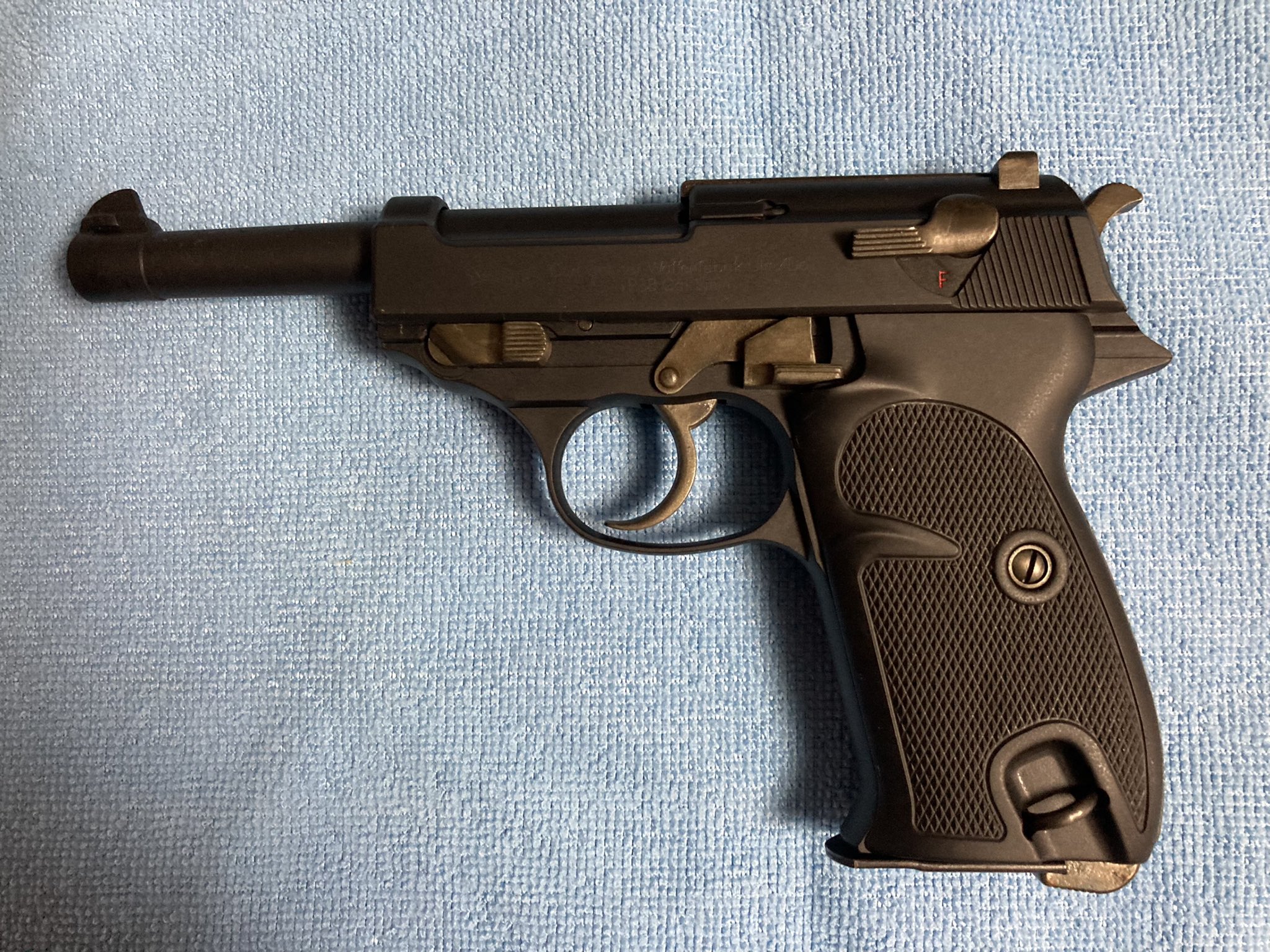 あきちゃん Lawman Mk3 立花警部 ワルサーp38届きました 僕的には P38と言うとこのコマーシャルなんですよね スパイ大作戦に良く出てました コンバットは ドイツ兵が装備していたのルガーp08が多かった様な気がします 実銃は エキストラクターが上部