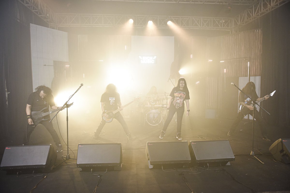 besideofficial's tweet photo. [photo set] Live at #distorsikeras | 19 October 2021 | More photos at https://t.co/mp4aEVq5fH | Photo by @gladinasaska 

This show will be airing soon at @richmusiconline. 

#besidemetal #distorsikerastanpabatas https://t.co/I3fauHqBn6