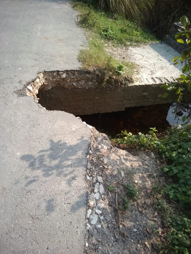 Dewaravikas's tweet photo. @uppwdofficial @CMOfficeUP @kpmaurya1 @UPGovt देवारा क्षेत्र को ब्लॉक महाराजगंज व जिला आज़मगढ़ को तोड़ने वाला मुख्य मार्ग है।ग्रामपंचायत देवारा जदीद में  वोडाफोन टावर, पुलिया के पास आधा रोड कट गया है,जहां पर कभी भी बड़ी दुर्घटना हो सकती है।इसे संज्ञान में लेने की कृपा करें https://t.co/2Q94Xbdxzx