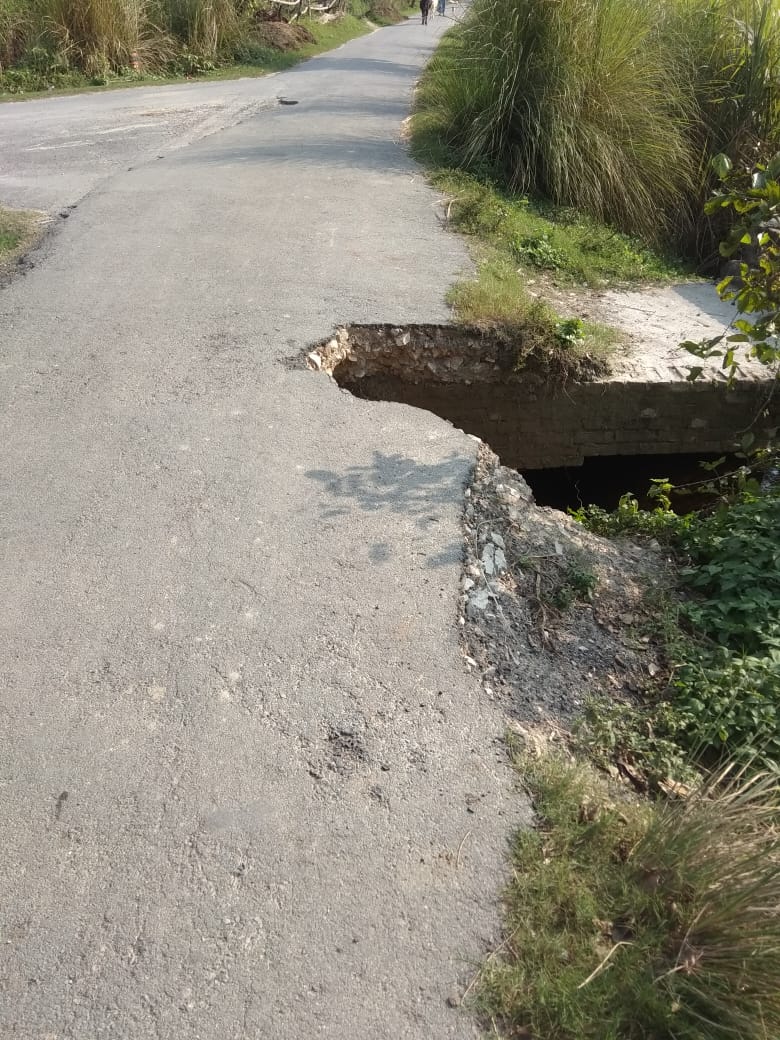 Dewaravikas's tweet photo. @uppwdofficial @CMOfficeUP @kpmaurya1 @UPGovt देवारा क्षेत्र को ब्लॉक महाराजगंज व जिला आज़मगढ़ को तोड़ने वाला मुख्य मार्ग है।ग्रामपंचायत देवारा जदीद में  वोडाफोन टावर, पुलिया के पास आधा रोड कट गया है,जहां पर कभी भी बड़ी दुर्घटना हो सकती है।इसे संज्ञान में लेने की कृपा करें https://t.co/2Q94Xbdxzx