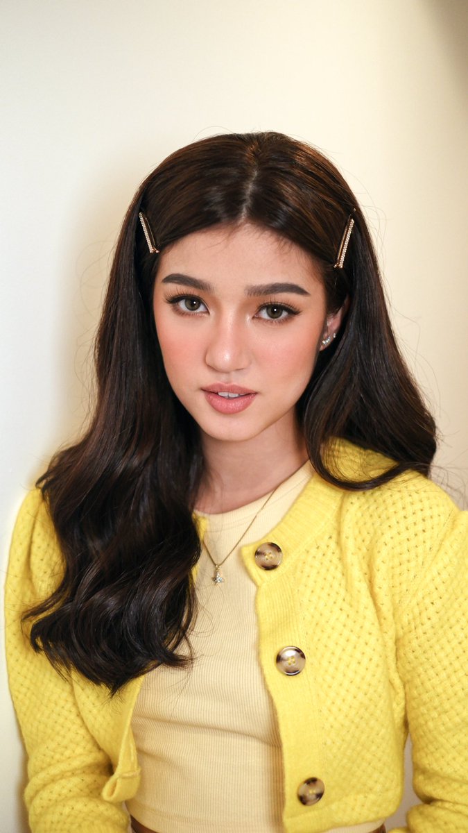 alwaysforbellee's tweet photo. pretty in yellow. https://t.co/sooNiXGFI2
