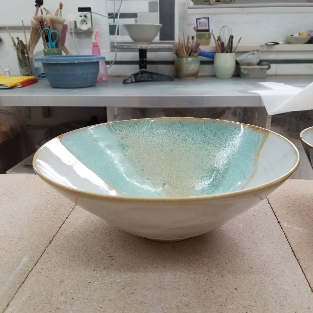 somanymoods's tweet image. Ouvrir le four. Faire des colis. Parfois mes créations ont à peine le temps de refroidir 😇😁
#dansmonatelier #voscommandes #saladier #grès #céramique