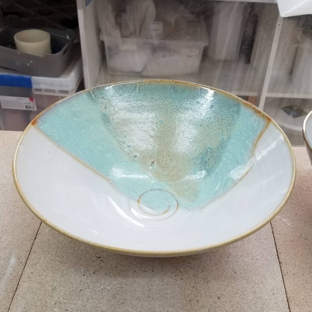 somanymoods's tweet image. Ouvrir le four. Faire des colis. Parfois mes créations ont à peine le temps de refroidir 😇😁
#dansmonatelier #voscommandes #saladier #grès #céramique