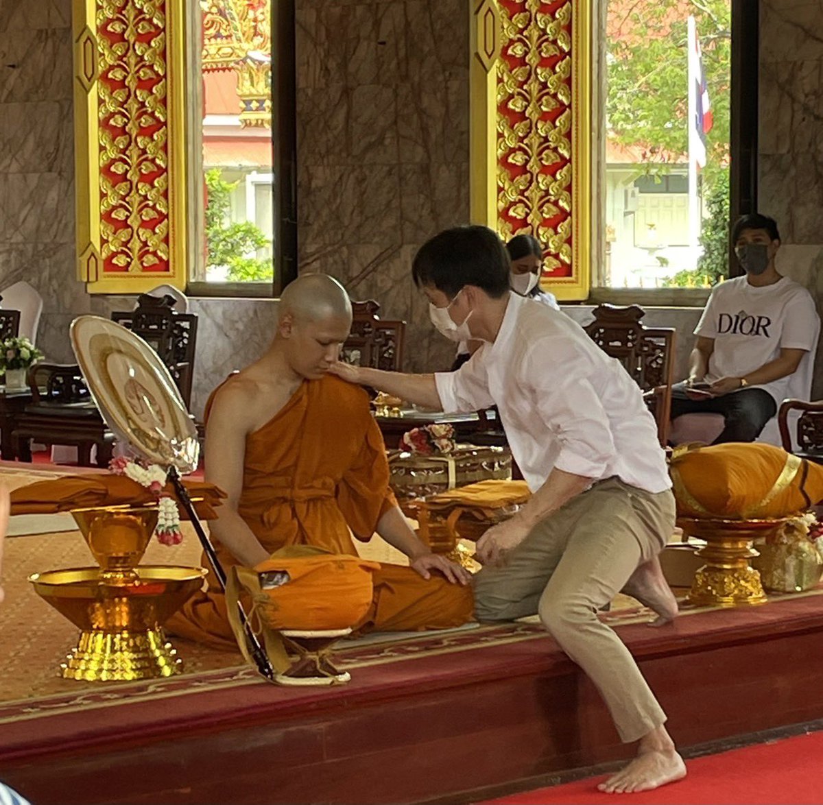 M_akarawat's tweet photo. เก่งมากนะ ท่องบทขอบวชได้ภายใน1วัน ในรูปไม่ได้ตบไหล่พระแต่อย่างใด พอดีจีวรจะหลุดเลยช่วยปรับให้ 555 ขอบคุณที่ถ่ายให้นะ 555 https://t.co/y43jbD3nq6
