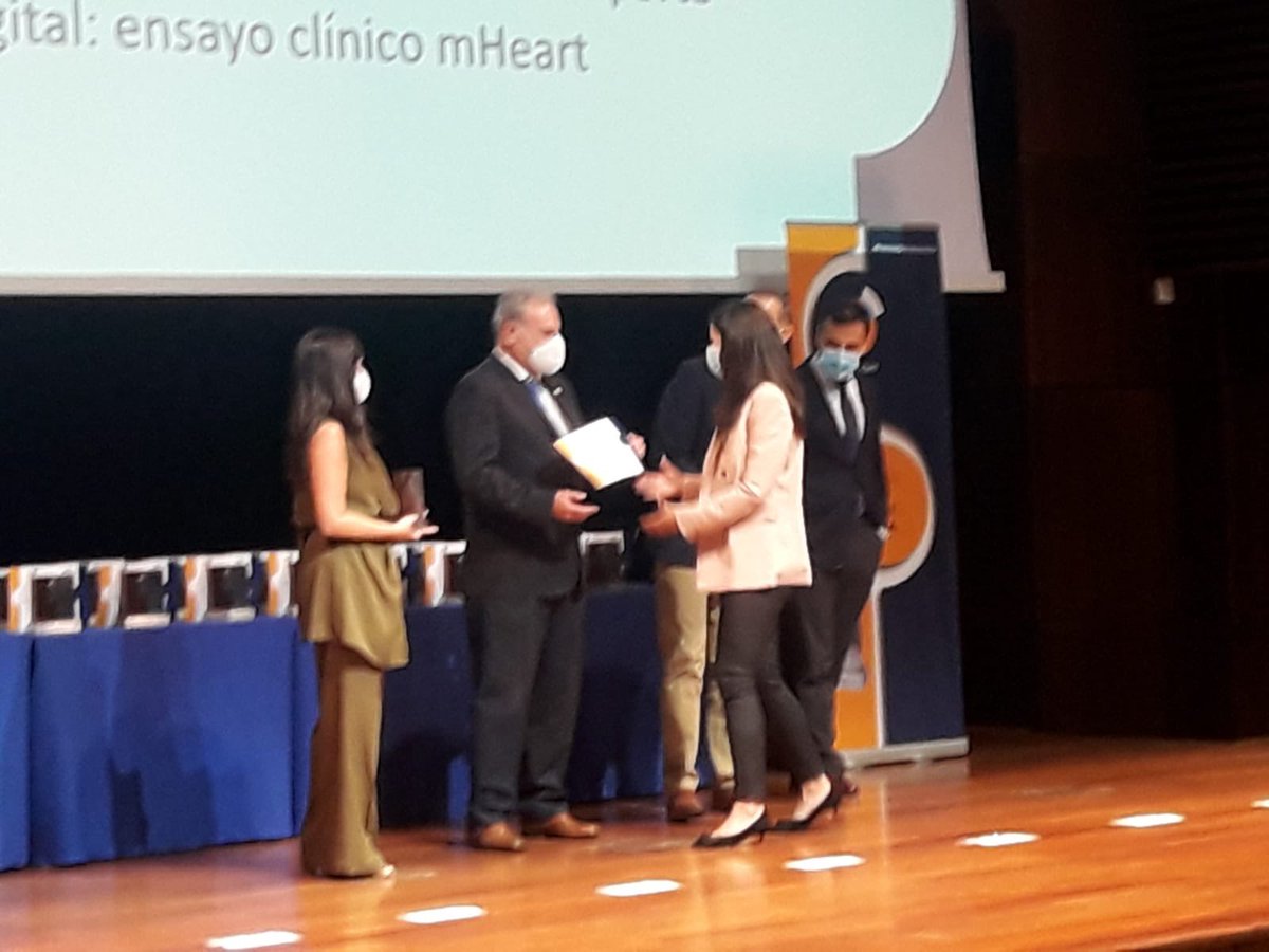 FarmaciaSantPau's tweet photo. Guanyadors de la IIIa edició dels premis OAT d’adherència al Millor Projecte d’Adherència en Farmàcia Hospitalària amb el projecte mHeart liderat per @margomis, farmacèutica de l’@HospitalSantPau en col•laboració amb el Programa de Trasplantament Cardíac #grupoOAT #fh #mHeart https://t.co/coWOKBMn6p