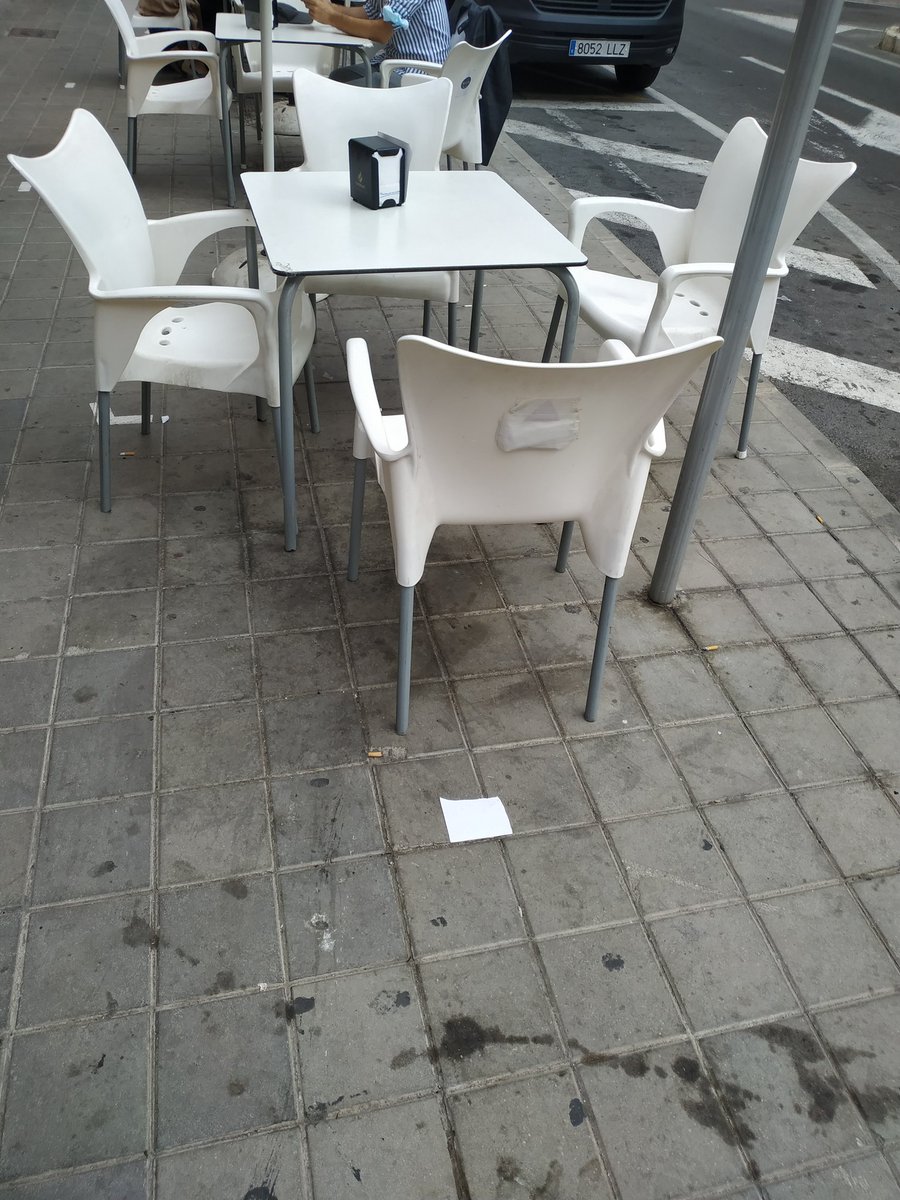 Alicantinaenfu1's tweet photo. Acabamos el paseo en una de las terrazas que el alcalde ha regalado en detrimento de los peatones, que ni la limpian, ni se la limpian pero a nadie le importa desayunar debajo de un mar de mierda. @CALalicante https://t.co/cRCftGfFxJ