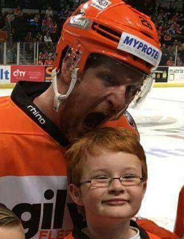JulieClough0702's tweet photo. This photo still makes me smile! π @steelershockey #ZackFitzGerald https://t.co/f1J3I3eVWv
