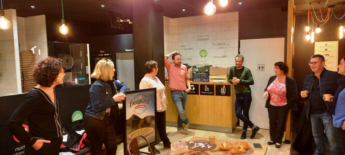 ACSN44600's tweet photo. Ce matin, les commerçants &amp; artisans affiliés à Shopping Saint-Nazaire se sont réunis pour un moment de convivialité. Merci à Basile de Basilic and Co pr son accueil et à la 20aine d'adhérents pr leur participation. 😉
#PomponNews #Shopping #SaintNazaire https://t.co/HV1aooR4ED https://t.co/ns7650qadH