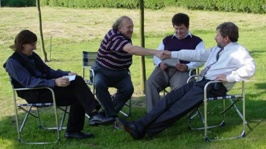 protpod's tweet photo. In de laatste aflevering kwamen de beruchte barbecue-foto's ter sprake. Op de Bucky-laptop stonden ze niet, maar wij wisten er toch enkelen op te sporen. #heteiland #protput #behindthescenes https://t.co/IOA10h8Tch