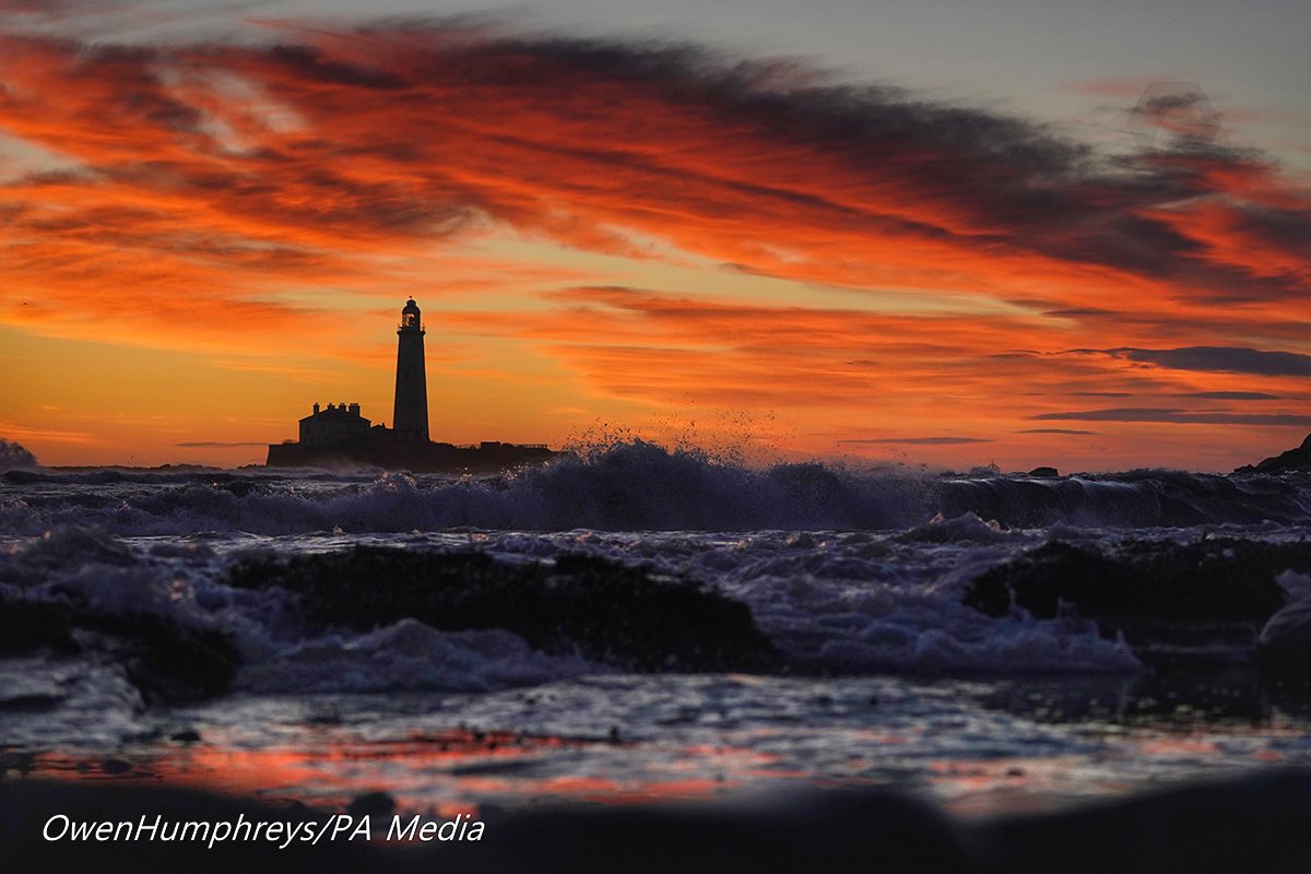 owenhumphreys1's tweet photo. Was just stunning this morning In Whitley bay at St Mary’s lighthouse love the sunrises at this time of year very vibrant and more importantly not to early #weather @pa @SonyUK @StormHour https://t.co/mk5RfrWm1z