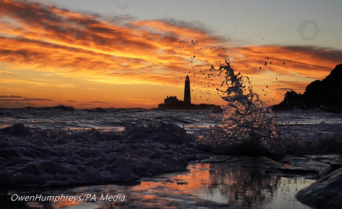 owenhumphreys1's tweet photo. Was just stunning this morning In Whitley bay at St Mary’s lighthouse love the sunrises at this time of year very vibrant and more importantly not to early #weather @pa @SonyUK @StormHour https://t.co/mk5RfrWm1z