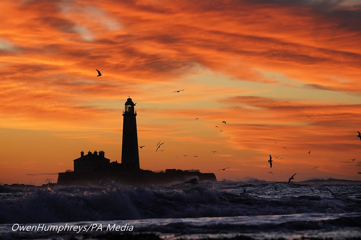 owenhumphreys1's tweet photo. Was just stunning this morning In Whitley bay at St Mary’s lighthouse love the sunrises at this time of year very vibrant and more importantly not to early #weather @pa @SonyUK @StormHour https://t.co/mk5RfrWm1z