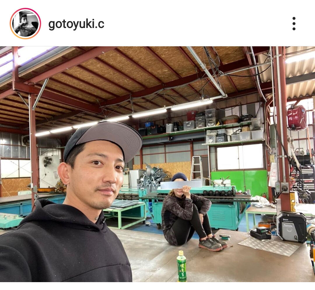 ゴマキの弟・後藤祐樹さん、工場での夫婦ショットを公開「仲良し」「お二人とも肌ツヤツヤ」の声