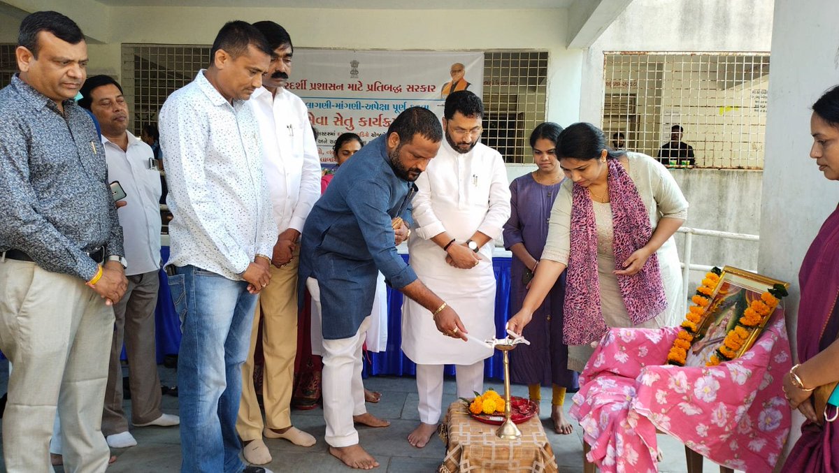 મોજે.સરભોણ, તા.બારડોલી ,સુરત  ખાતે ધારાસભ્યશ્રી ઇશ્વરભાઇ પરમાર   જિલ્લા પંચાયત પ્રમુખ શ્રી ભાવેશભાઇ પટેલ,  તાલુકા પંચાયત પ્રમુખ તથા અન્ય પદાધિકારીઓની ઉપસ્થિતિમાં સેવાસેતુ કાર્યક્રમ યોજાયો. સરકારશ્રીની પ્રજાલક્ષી સેવાઓનો ઘર આંગણે લાભ લેવા નમ્ર વિનંતી.<a href="/sdmbardoli/">SDM/ERO Bardoli</a> <a href="/collectorsurat/">Collector Surat</a>