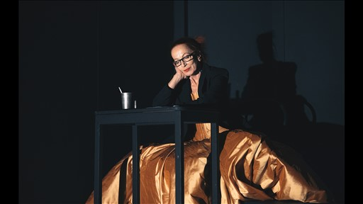 radio_kaos's tweet photo. V sredo so na Mali sceni @Gledalisce_MGL krstno uprizorili Le en smaragd, delo Jake Smerkolja Simonetija, ki je nastalo za izjemno Jožico Avbelj. #kaos #teater https://t.co/iXJzM7qJAe