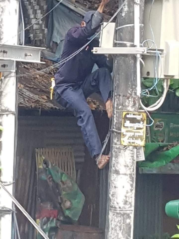 Phu_twt_mm's tweet photo. Almost 100houses at #SouthOkkalapa tsp,No(7)ward,#Yangon were cutoff electricity by junta appointed electric staffs this morning &amp; threatened that they'll come again on tmr if the rest houses won't pay the meter bills.
"SAY NO TO METER BILLS"
#Oct22Coup  
#WhatsHappeningInMyanmar https://t.co/Prtz7j40mX