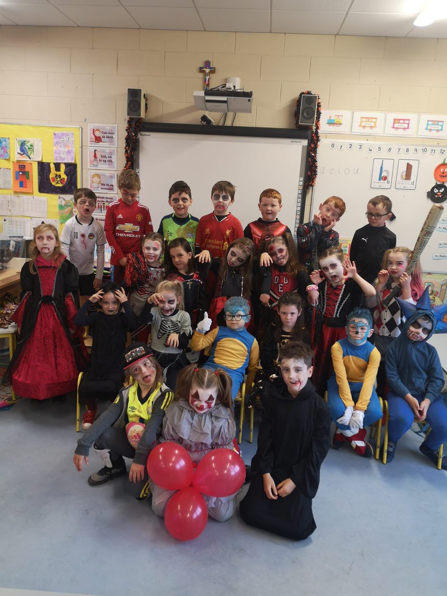 gaelscoildurlas's tweet photo. Boo! Féach ar na scoláirí nua a tháinig isteach go Rang 1 ar maidin!! Níl a fhios againn cá bhfuil ár sean dhaltaí!!😫#Halloween #fun #friends https://t.co/kuso3Rq3Ue