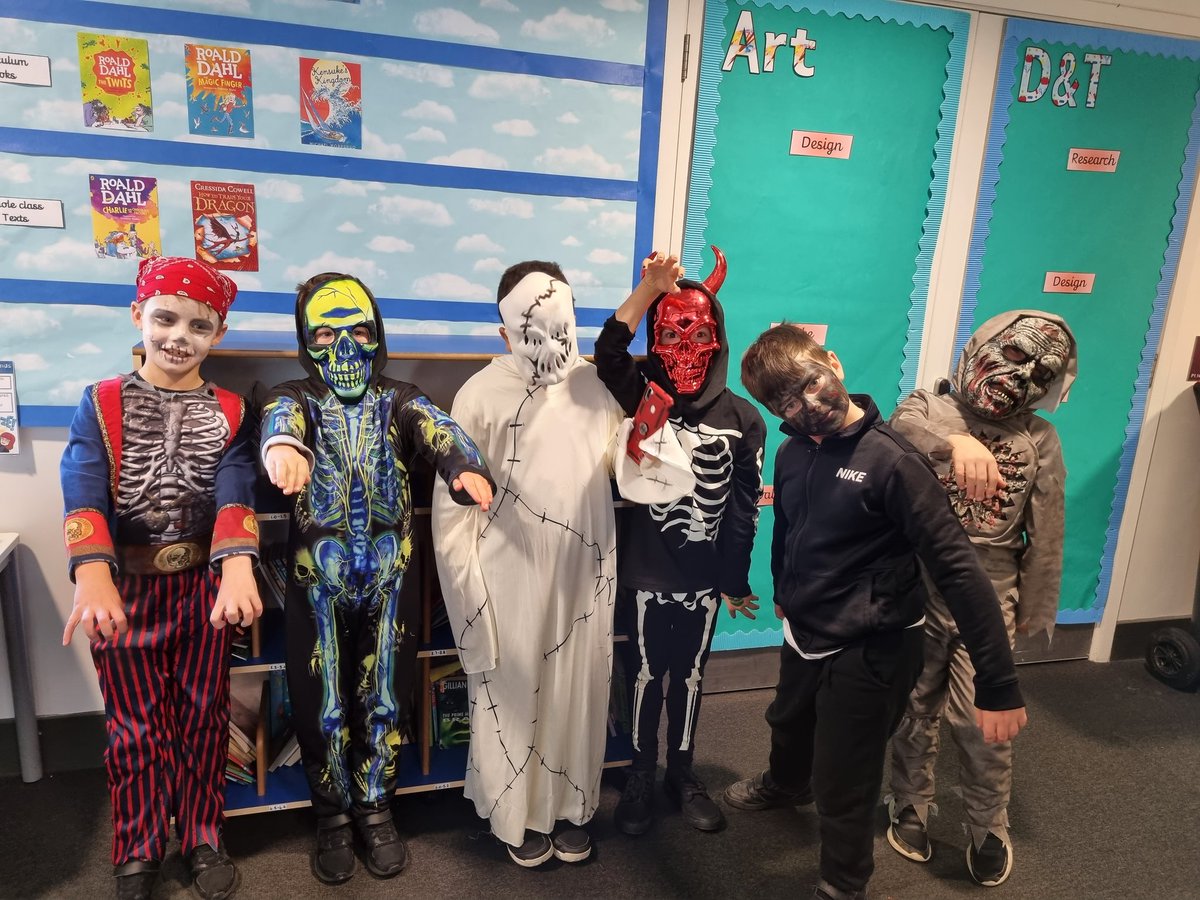 It sure is spooky in here today! 1/2 @KbaPrimary <a href="/KBAHouseHeroes/">KBAPrimaryHouseHeroes</a> <a href="/nataliahopekba1/">Miss Hope</a> <a href="/MrsEmilyAllsopp/">Mrs Allsopp</a>