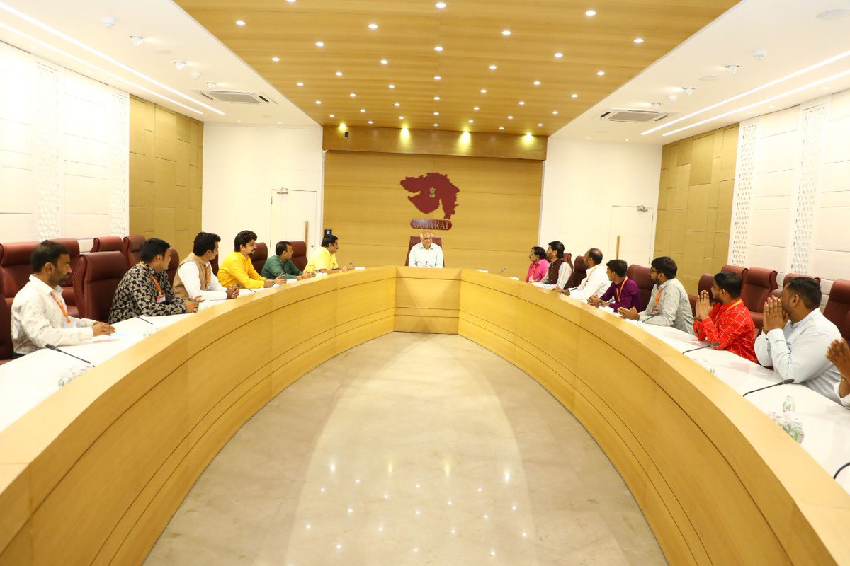 PDhruvish's tweet photo. ગુજરાત રાજ્ય મુખ્યમંત્રી નિવાસ સ્થાન ખાતે મુખ્યમંત્રી શ્રી ભુપેન્દ્રભાઈ પટેલજી સાથે ગુજરાત પ્રદેશ મિડિયા કન્વીનર શ્રી ડૉ. યજ્ઞેશ દવે ની વિશેષ ઉપસ્થિતિમાં પ્રદેશ મિડિયા કાર્યાલય સભ્યો દ્વારા મુલાકાત કરી.@Bhupendrapbjp https://t.co/2atWP7JpT0