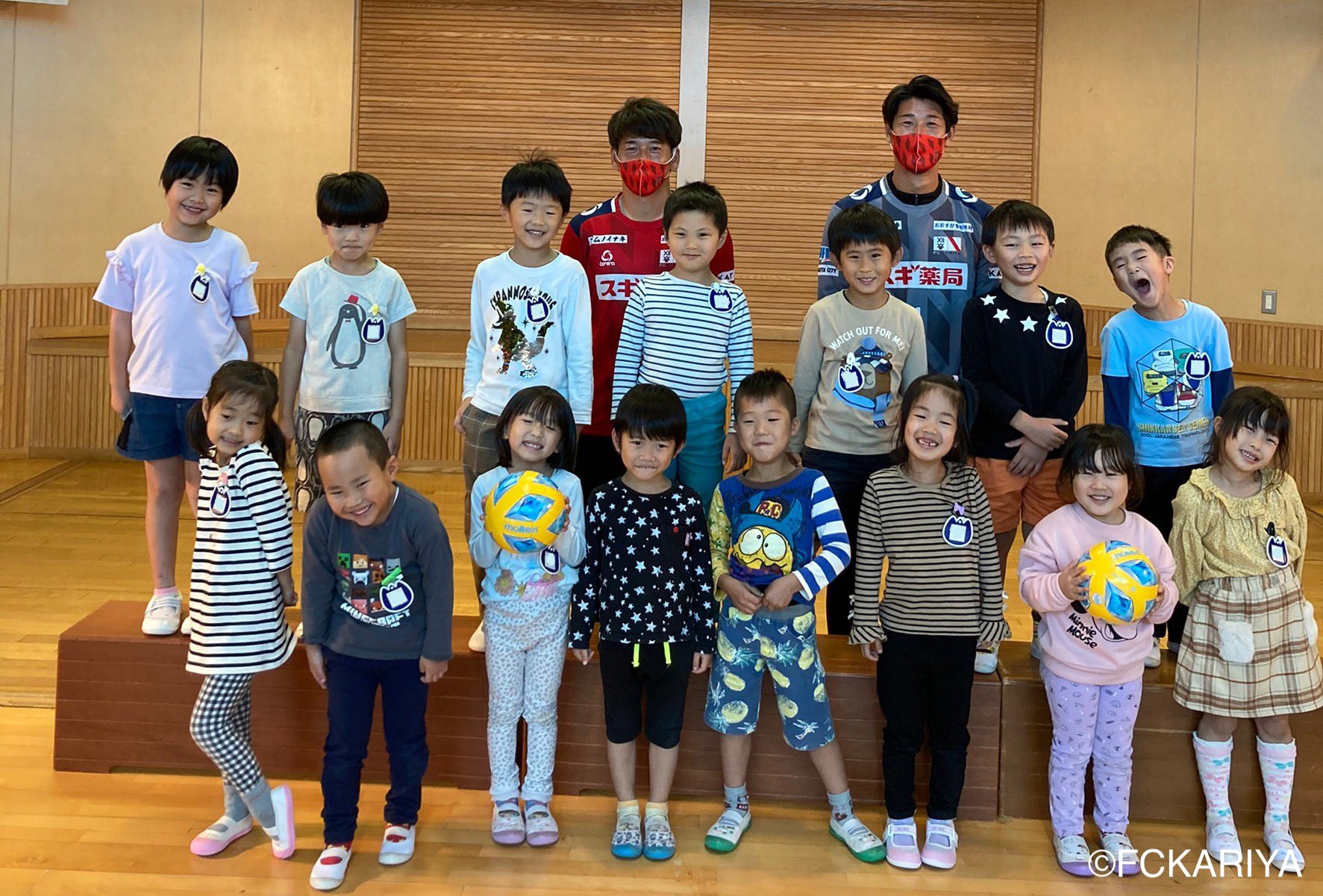 Fc刈谷 公式 ホームタウン活動 Fc刈谷バザー 子どもたちにサッカーを プロジェクト で目標金額達成し 購入したボールをかりがね保育園へ寄贈 今回は 山岡哲也 選手と 浅田大樹 選手 子供の頃の夢がサッカー選手だった2選手 園児に
