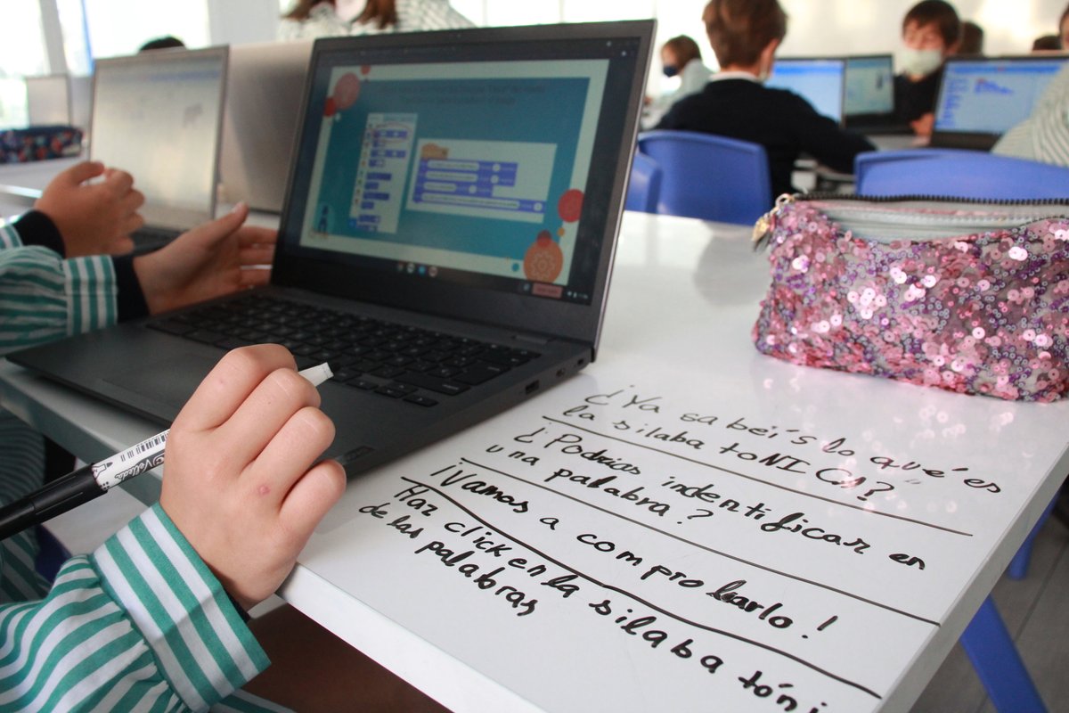 Colegio_CVE's tweet photo. Nuestro programa de tecnología y robótica trabaja cada evaluación con una asignatura para fomentar el aprendizaje mediante juegos, kits y herramientas virtuales. Estas semanas Primaria ha mejorado su competencia en lengua española de manera creativa y responsable💻@ceciaguicam https://t.co/03tZTfcJPc