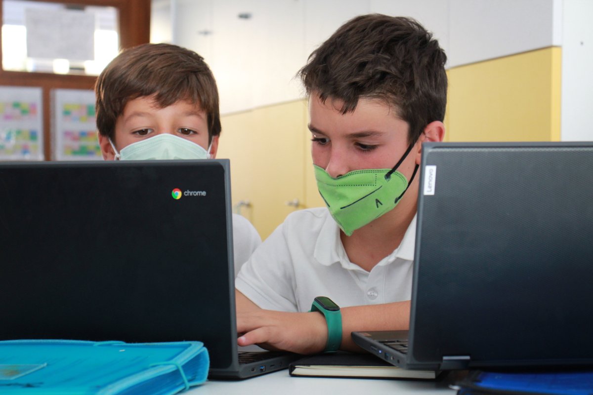 Colegio_CVE's tweet photo. Nuestro programa de tecnología y robótica trabaja cada evaluación con una asignatura para fomentar el aprendizaje mediante juegos, kits y herramientas virtuales. Estas semanas Primaria ha mejorado su competencia en lengua española de manera creativa y responsable💻@ceciaguicam https://t.co/03tZTfcJPc