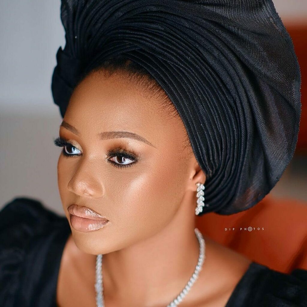 hotdropz's tweet photo. Mua: @mosewabeauty_ Breath of fresh air! Total bliss 😍

#hotdropzverifiedmua
#makeuptutorial 
#makeupaddiction
#lashesonfleek #lashes 
#hotdropz
#weannounce  #contouringandhighlighting #makeup  #makeupjunkie #beauty #makeupforblackwomen  #makeuplover… https://t.co/pRj7zB94HT https://t.co/0QhHqQpC9A