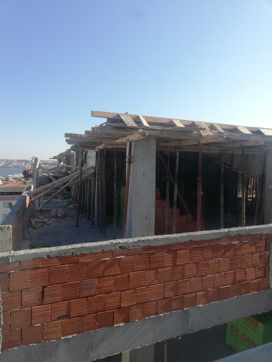umutozder's tweet photo. @TuranHancerli Sayın başkan şuan avcılarda devam eden bir inşaatın çatı katı bu kadar yüksek olabilir mi? betonarme olabilir mi? https://t.co/p3aynVS2k1
