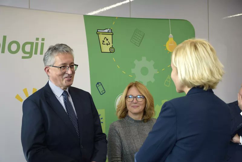 GRIDWarszawa's tweet photo. @ElektroEkoSA otworzyło ♻️Centrum ElektroEkologii, którego misją jest edukacja z zakresu prawidłowego postępowania ze zużytym sprzętem elektrycznym i elektronicznym. @MariaGRIDW #ewaste #ZSEE
https://t.co/I22D31IKgo https://t.co/m3wohibwle