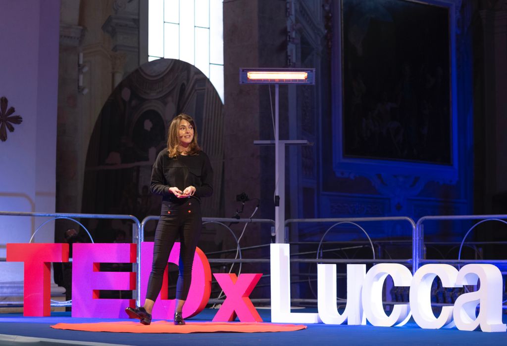 tedxlucca's tweet photo. E' la democratizzazione dell'arte a far sì che oggi anche le opere d'arte abbiano un titolo.

Chiara Ianeselli nel suo TEDx Talk sostiene l'importanza del 'Senza Titolo' che invita ad approfondire lo sguardo.

Buon ascolto!   https://t.co/Ajtcb9QxcY

#TEDxLucca https://t.co/hKT5Jq27eO