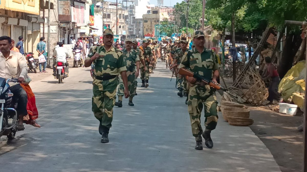 PoliceKhandwa's tweet photo. Khandwa Police Flagmarch in view of By-election @projskhandwa @PoliceKhandwa https://t.co/nYc8wN2WJ4