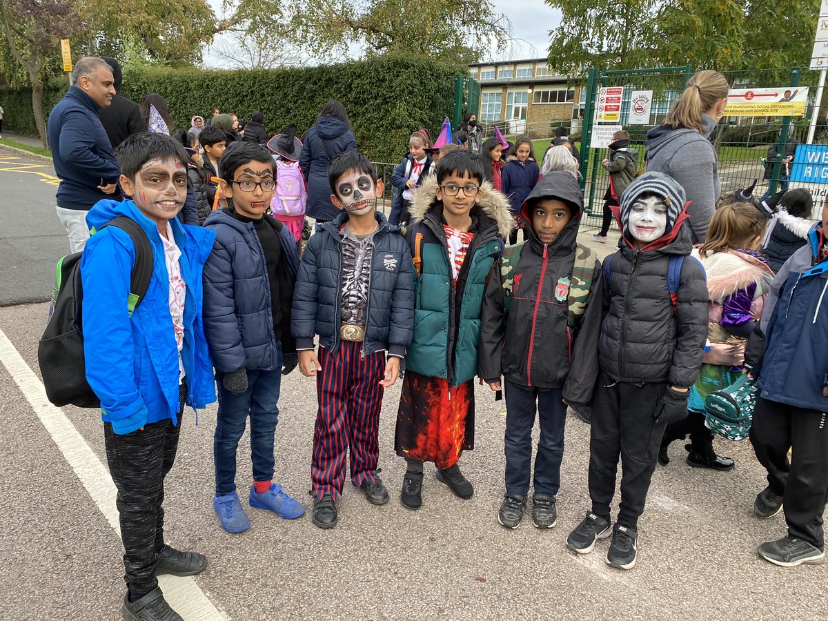 sawangosrani's tweet photo. #Halloween Dress up day at @MountStewartSch !! https://t.co/dYI4EiA9dP