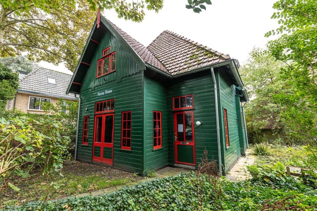 Sunny home! Maarten Biesheuvel woonde er.. nu is ontdekt waar het houten huis als bouwpakket is gemaakt en door wie. Van dergelijke houten gebouwtjes is in Nederland weinig bekend! Een vondst van nationaal belang - deze bouwhistorische vondst #vvdw #leiden
erfgoedleiden.nl/nieuws/vondst-…