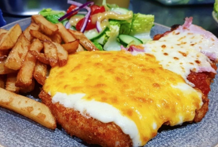 DuncAnderson66's tweet photo. @paulsinha Can't beat a parmo Paul, get stuck in https://t.co/rzxbhrHRCu