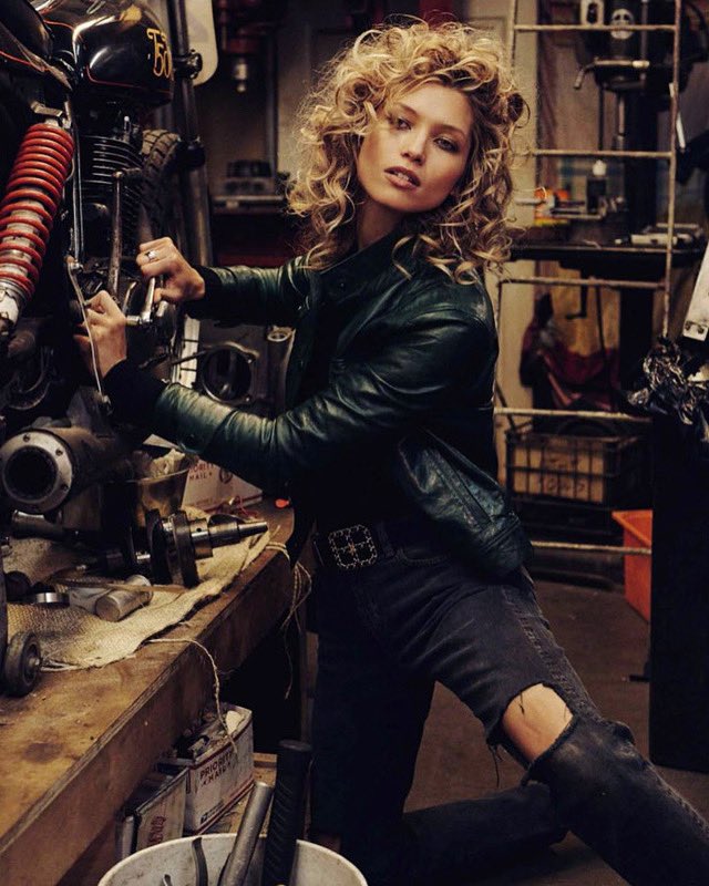 TheDailyRideUp's tweet photo. Zen And The Art of Motorcycle Maintenance.
Something about a late night workshop session gets us eager to set up in a garage this winter and not come out until something’s built.
#TheRideUp #caferacer #motorcycle https://t.co/hFUKZbu92X