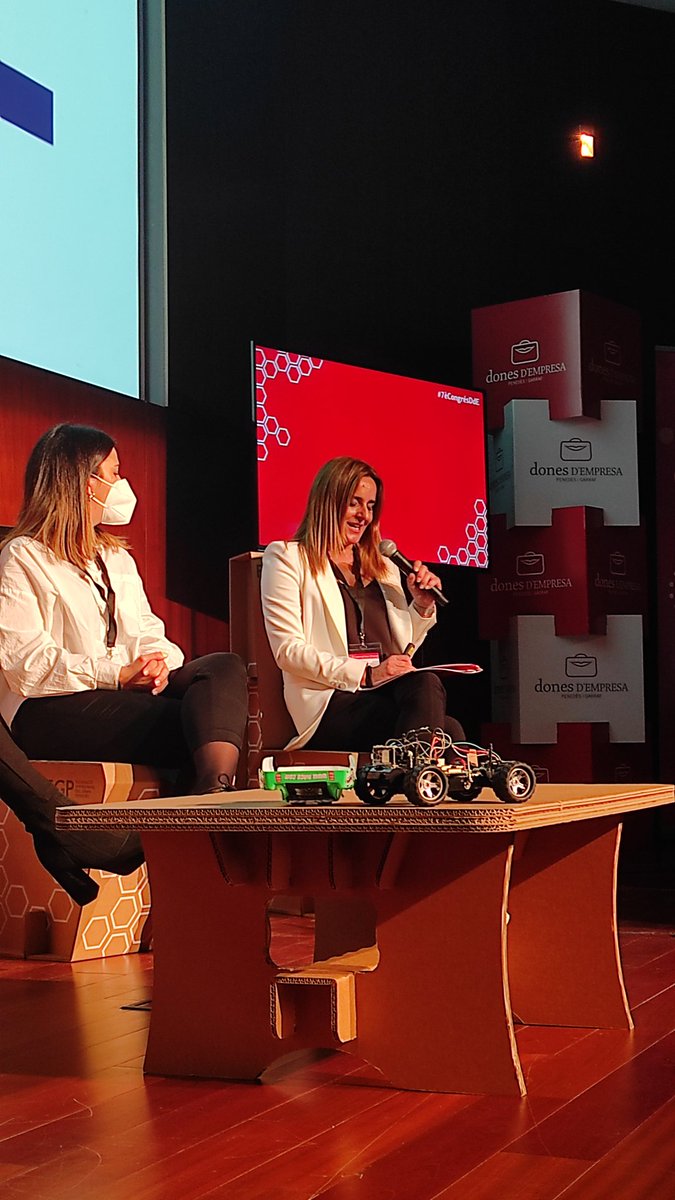 FegpComunicacio's tweet photo. #7èCongrésDdE

💡La primera taula del dia és la Taula d'Innovació, amb Sra. Gema Requena (Nethunting), Sra. Rosa Raluy (Circ Històric Raluy), Sra. Sofia Battilana (Pal Robotics) i Sra.Montse Andreu (Grup Giró) https://t.co/f2hG73XjEO