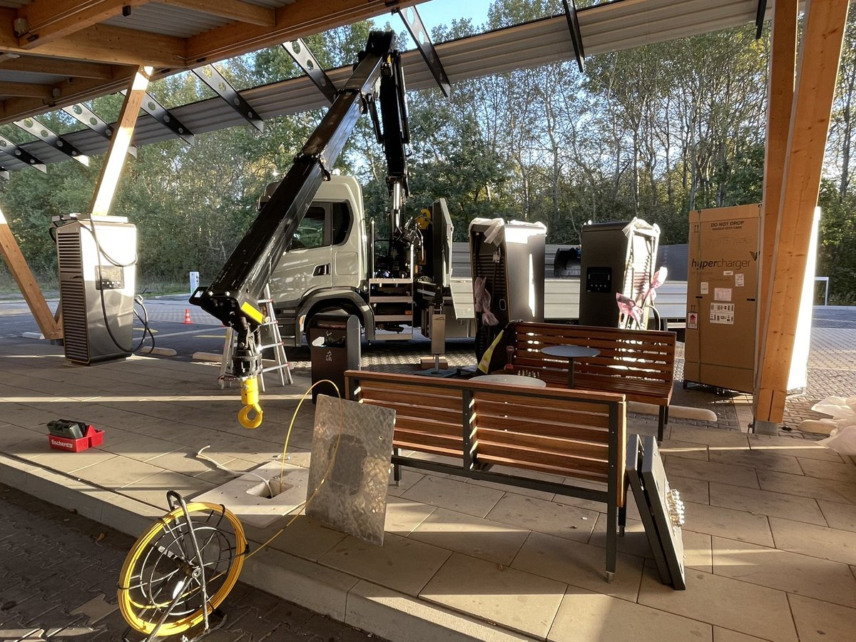 In Hilden wird gebaut! Dicke Kabel, fette Leistung. Unser 2. BA bietet:
40 Tesla Supercharger
12 Fastned Hypercharger
40 Seed &amp; Greet AC (12x22kW+18x7kW)
4 Schuko-Ladeplätze. 😄
Willkommen am Seed&amp;Greet auf leckeren PV- + Ökostrom, Kaffee + Yummyfood. <a href="/Fastned/">Fastned</a> <a href="/Tesla/">Tesla</a> <a href="/glsbank/">(Dieser GLS Bank Account ist inaktiv!)</a>