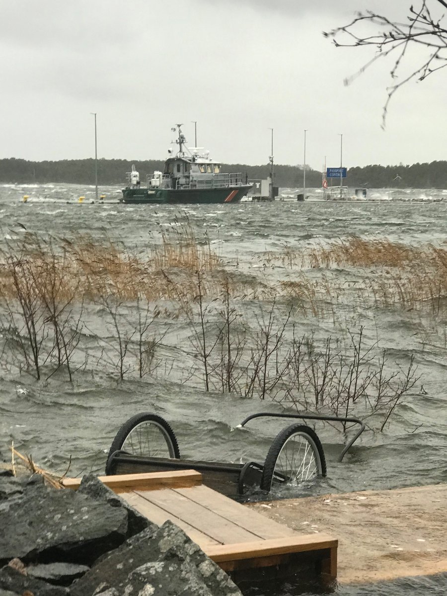 Merivartiosto's tweet photo. Vedenkorkeus Suomenlahdella noussut ennustuksia korkeammalle. Irtonaista esineistöä siirtynyt rannoilta mereen aiheuttaen vaaratilanteita. @Merivartiosto kehottaa viikonlopun veneilijöitä tarkkaan tähystykseen ja erityiseen varovaisuuteeen, etenkin pimeällä.

#meriturvallisuus https://t.co/mqLJkkXNUP