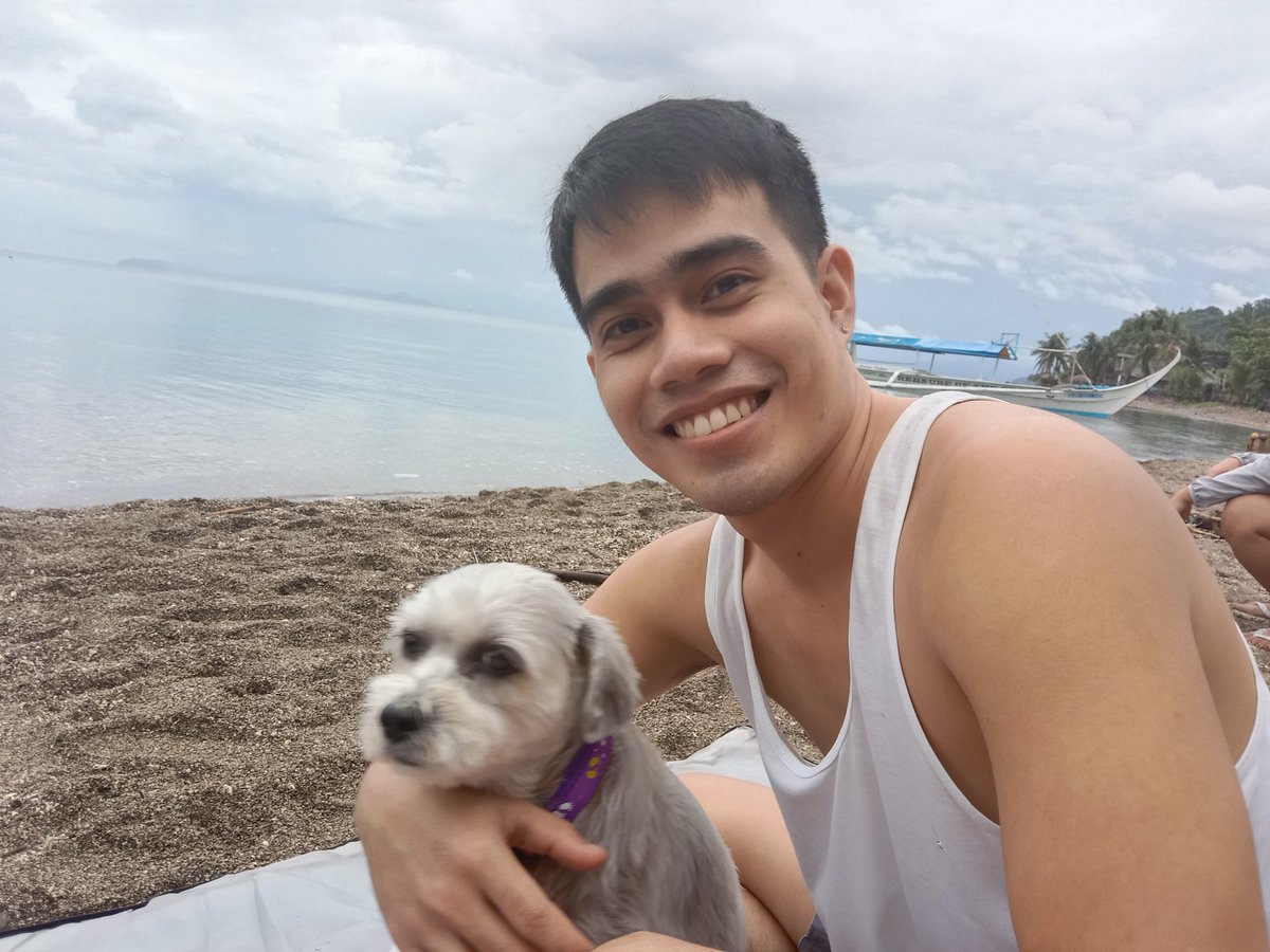 MarisMingoa's tweet photo. 1st beach together with my fam🥺❤️ https://t.co/WVo4C9edmA