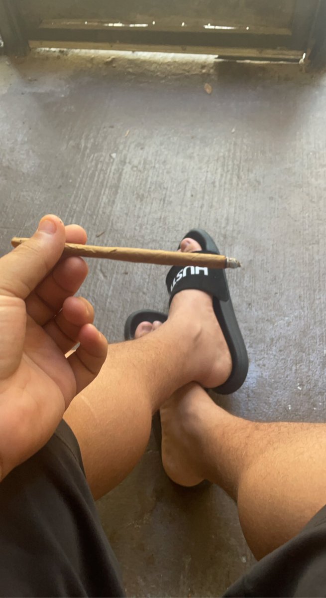 G_Money_90's tweet photo. I need someone to come play with my feet while I smoke this blunt #footslavery #footlicking #footfetısh #feetdaddy #footpics #papi #bigfoot #bigfeet #size13 #dootlovers #bangbros #feet #bigsoles #footmaster #blunt #footjob #suckthemtoes #toes https://t.co/K1GswsO1Qz