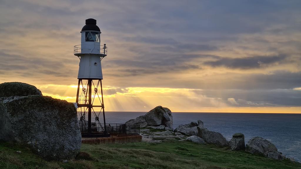 JamesWalsh60's tweet photo. Beautiful light at Peninnis Lighthouse this morning #Scilly @visitIOS @scillybirds https://t.co/LdUY9jjzIi