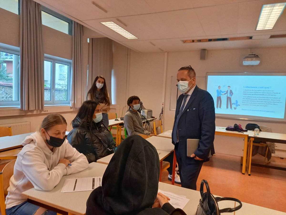 HaneneStambouli's tweet photo. Forum apprentissage @Lycee_Jean_Mace Merci aux lycéennes de @LPClaudel94 d avoir aussi bien assuré l accueil de tous les participants parmi lesquels les élèves de 3eme prepa métiers. https://t.co/N3CwrG8j3i