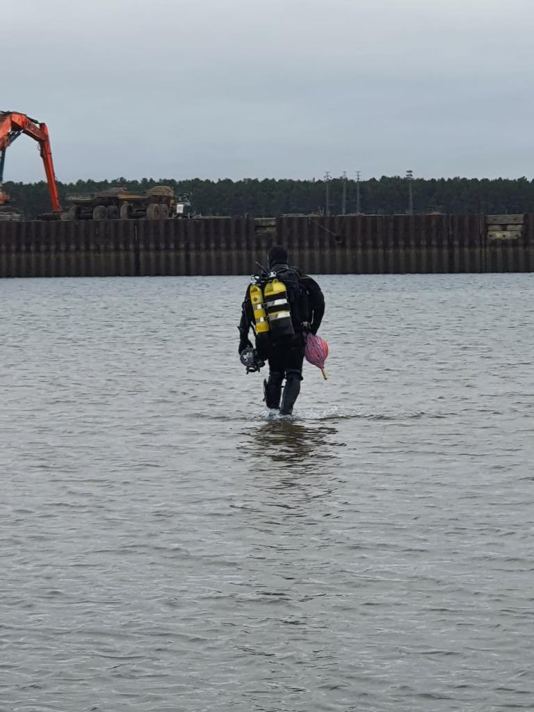 12 (FS) Engr Gp (@12_fs_engr) on Twitter photo Supported by Army Boat Crews From <a href="/17_RLC/">17 Regiment RLC</a>, Army Divers from <a href="/Kinloss_Bks/">39 Engineer Regiment</a> have cleared underwater obstacles & conducted sub surface engineering works to enable port operations and the laying of ship-to-shore fuel lines during Ex AUSTERE CRUSADER. <a href="/8EngrBde/">8 Engineer Brigade</a> <a href="/1UKDivision/">1 (UK) Division</a> #worldclass Supported by Army Boat Crews From <a href="/17_RLC/">17 Regiment RLC</a>, Army Divers from <a href="/Kinloss_Bks/">39 Engineer Regiment</a> have cleared underwater obstacles & conducted sub surface engineering works to enable port operations and the laying of ship-to-shore fuel lines during Ex AUSTERE CRUSADER. <a href="/8EngrBde/">8 Engineer Brigade</a> <a href="/1UKDivision/">1 (UK) Division</a> #worldclass
