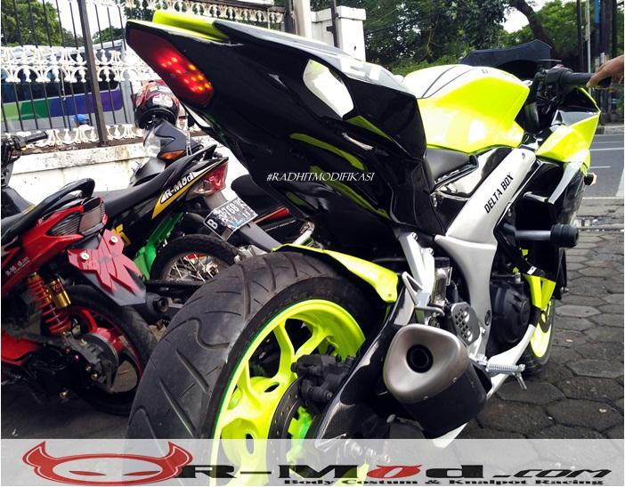 AxxLMoto's tweet photo. 2名のお客様分がインドネシアのメーカーから入荷しました☆
YZF-R25 R1Mスタイルシートカウル、R1スタイルサイドカウルです。
R1Mシートカウルは、お問い合わせやご注文をとても多く頂く人気パーツです!
やっぱり迫力すごいです!
#AXXL #YZFR25 #RMOD https://t.co/jAxlGsSYTi