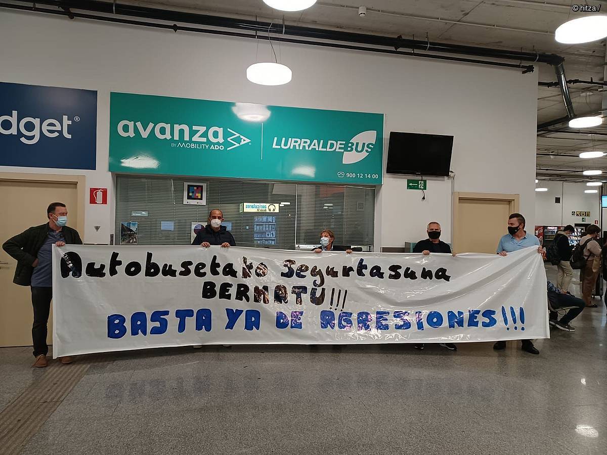 gipuzkoakohitza's tweet photo. Segurtasuna bermatzeko neurri hobeak eskatzen dituzte Avanzako gidariek. Protestak egiten hasi dira astelehenetan eta ostiraletan https://t.co/NE3UV4uRf5 @berria @Be_alberdi https://t.co/8KrQ6k4rAg
