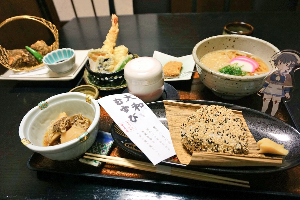 おひるは五月荘さんで大和むすび御膳&amp;鯨カツ! おうどんは呉式の細うどんです🍜🍙
五月荘さんでは看板娘のメイちゃんを描きました! 皆さま、どうぞよろしくお願いします🙏 