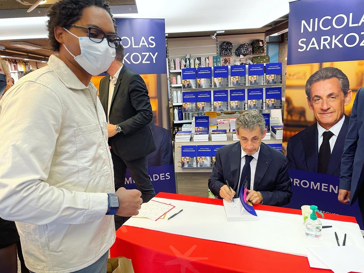 Kennyeyana's tweet photo. Merci à @NicolasSarkozy pour le livre et pour la dédicace. https://t.co/VCrHB1maUa